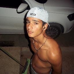 solteiro 14 anos de idade garoto simpático extrovertido em busca de amigos.