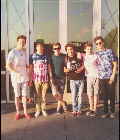 We are 2 dedicated fans of our2ndLife *no connection to o2l* We love all youtubers too!! You guys should tweet us and we can fangirl together! YAAAAS!
