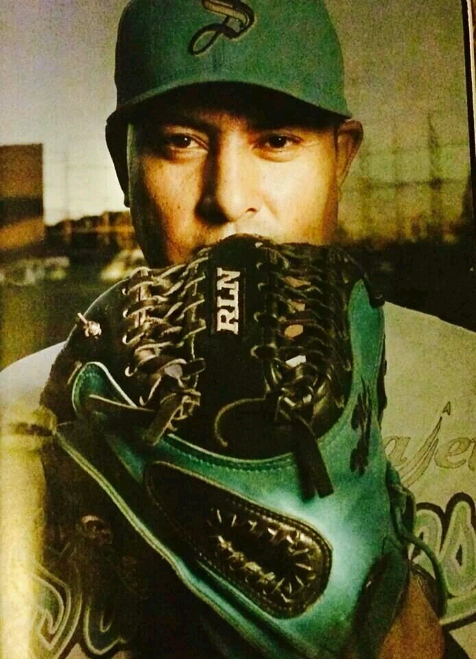 Ex jugador de LA Dodgers....coach tomateros de culiacan, instructor en Academia AHH.