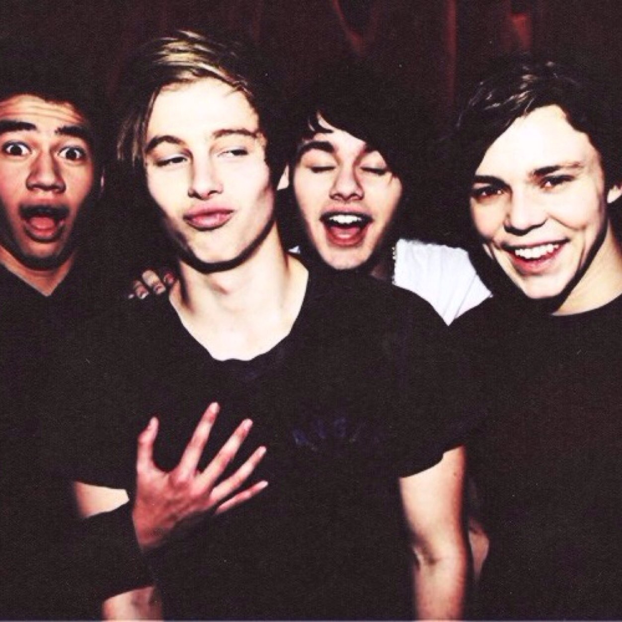 An italian girl givin' updates about 4 australian guys. @Luke5SOS @Calum5SOS @Michael5SOS @Ashton5SOS