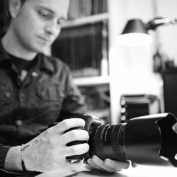 Arquitecto, fotógrafo, motero y globero; aunque no necesariamente en ese orden...