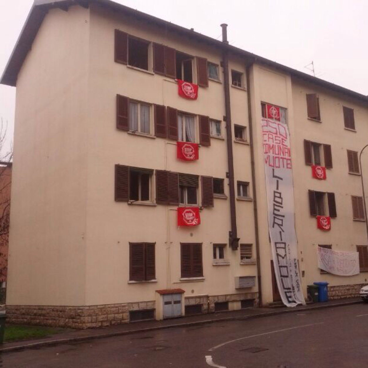 Nasciamo il 1 febbraio 2014 nella ricca città di Bergamo che non vuole riconosce il dramma dell'emergenza abitativa. Le case ci sono e vanno abitate!