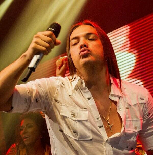 Amor incondicional apenas muito amor. @WesleySafadao o motivo do meu sorriso e a razão dos meus sonhos. (:
