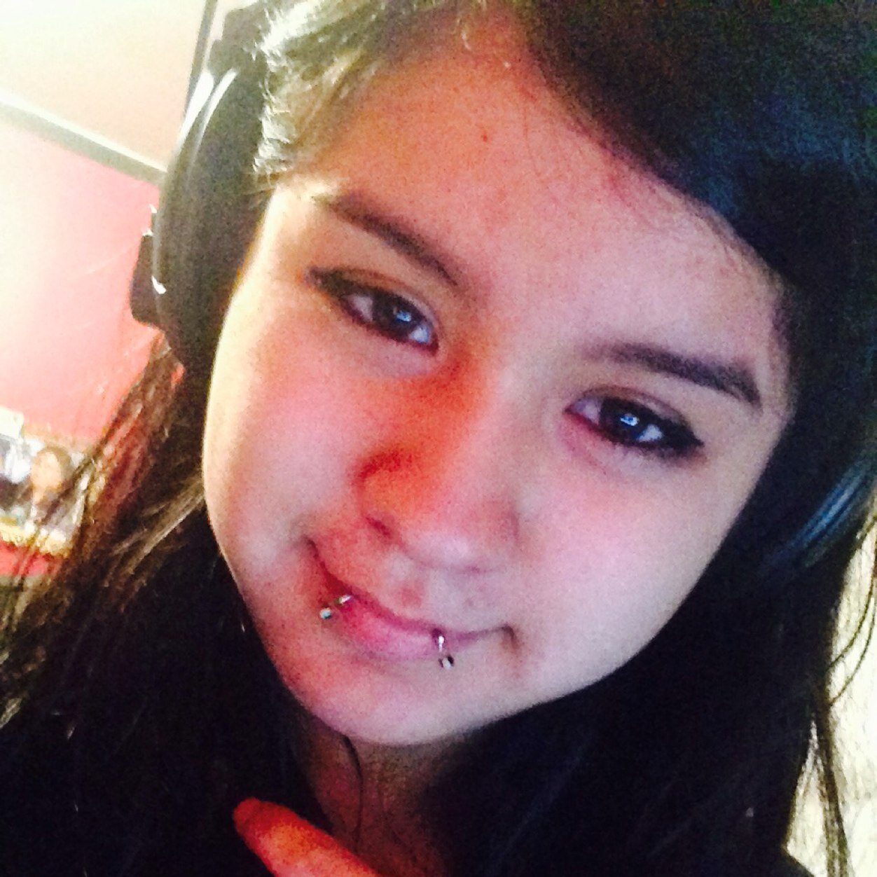 Follow me ill follow back.. \m/ BVB A7X BFMV BMTH FIR ETF AA..! \m/ love these bands! I also love to play COD Black ops 2 and GTA5 and I love my boyfriend Reno.