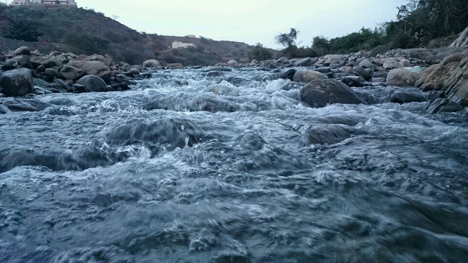 الأمَل : هو نظره طُويلَة لِلسَماء ؛ 
وَشفَتِينْ تَنطُقُ يارب وهِي تَثِقُ أن الله يسمعها ولن يخذلها

..