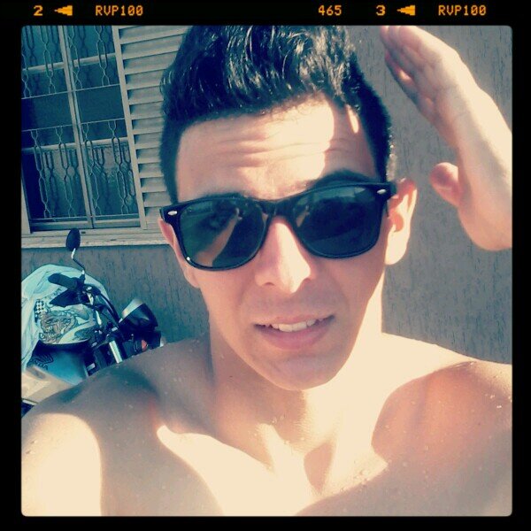 canceriano, corinthianoo  19 anos, chato  , feio , futebol 1,85   video game, ouvir musica, carros , motos.....