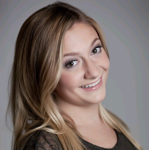 Onwijs grote fan van Priscilla ♥ ze is bekend van spangas als charley (Sinds seizoen 3) ze kan super goed zingen en acteren♥