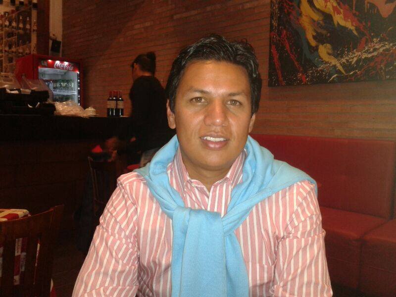 Ingeniero Civil, amante de los deportes en general, pero específicamente el tenis y el futbol.