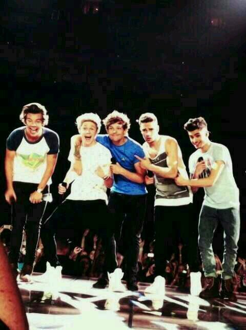 {Vivo de cinco idiotas de las escaleras}.Harry Edward Styles, una puta adicción.'Story of my life'. 10DeJulioDel2014 // Cuenta oficial @Caarla_F17