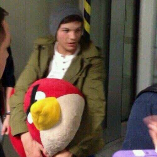 Runawaylouist's profile picture. My stepdad wanted to send me away so one night when I was 14 I ran away ★ Names louis★Im 16★