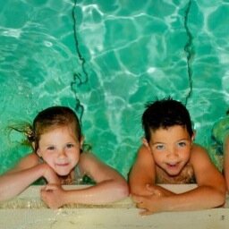 Poolschool H2o, als alleen het beste goed genoeg is voor uw kind. Kwaliteitszwemlessen in de regio Zoetermeer. Laat de veiligheid van uw kind onze zorg zijn!