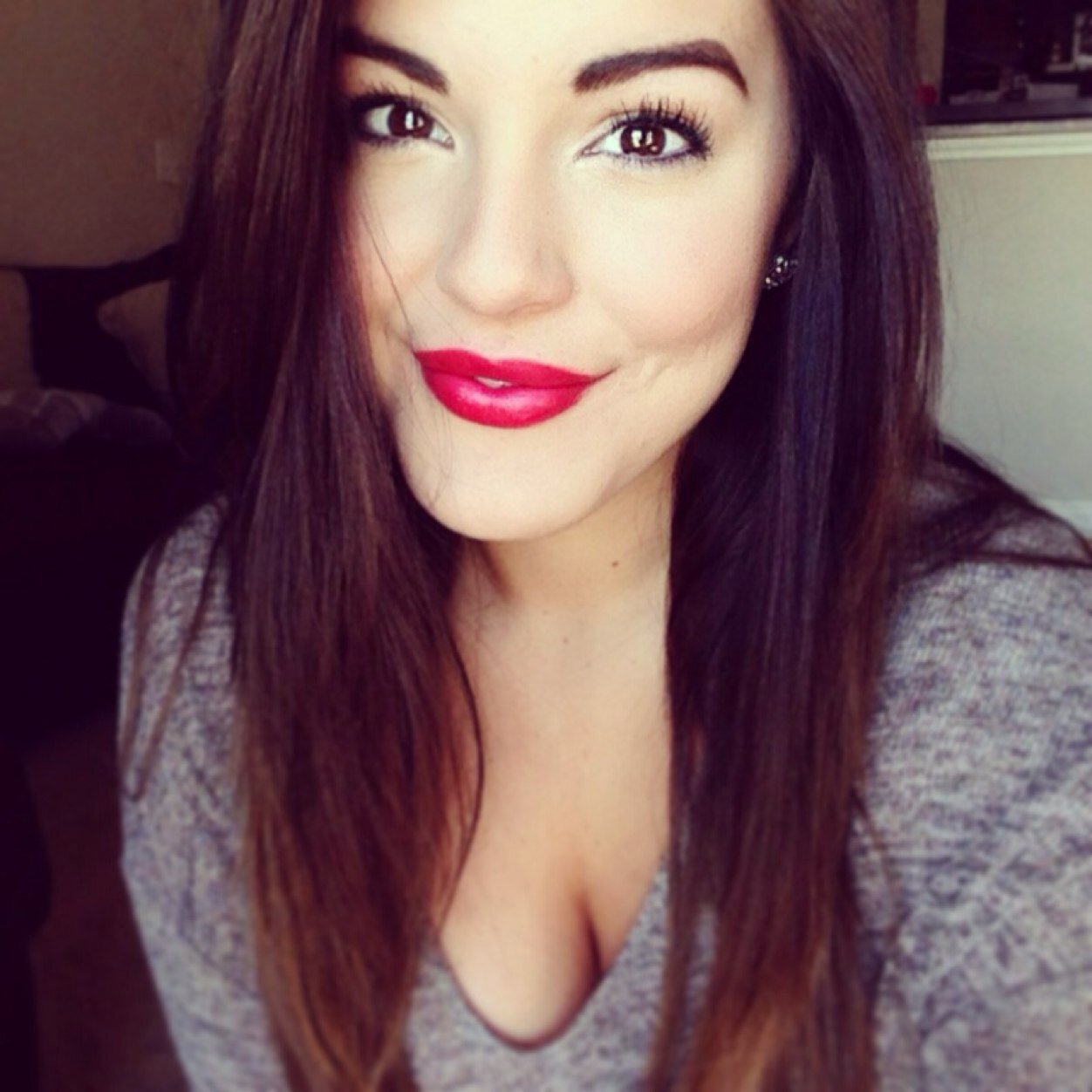 I live to love & laugh a lot.