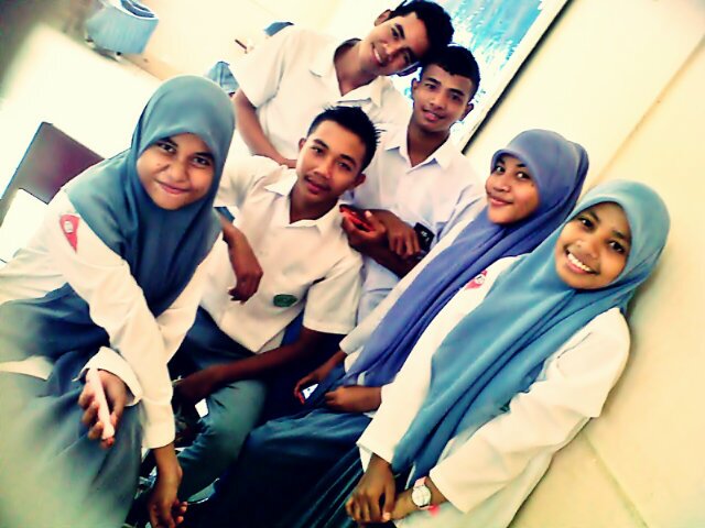 ubaiyana's profile picture. Tak ada yg bisa membuat lengkap kehidupan selain senyuman yg tersirat dari katup bibir nan manis seorang ibu dan ayah. *motto*