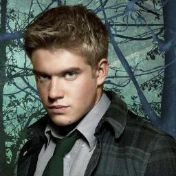 Soy Rhydian Morris tengo 15 años. Mis mejores amigos Maddy Jana, Tom ,Shannon. soy un wolfblood y tengo que aprender a controlar al lobo que hay en mí