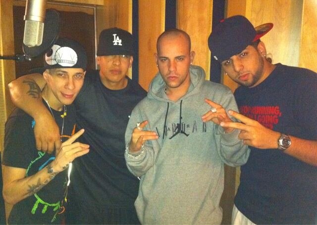 CANTANTE Y COMPOSITOR  CONOSIDO EN EL CASERIO COMO EL R ACTUAL MENTE ACABO DE ASOCIARME CON (FLOW MUSIC) ME ENCUENTRO EN EL ESTUDIO GRABANDO NUEVOS TEMAS