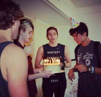 se vc é fã de 5sos e quer entrar em um grupo manda seu userzinho lindo da askzinha