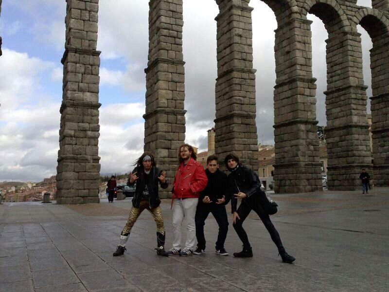 Banda de GLAM/METAL/ROCK al mas puro estilo de los 80's.
Abrochate bien el cinturón... que llegamos pisando fuerte!!!