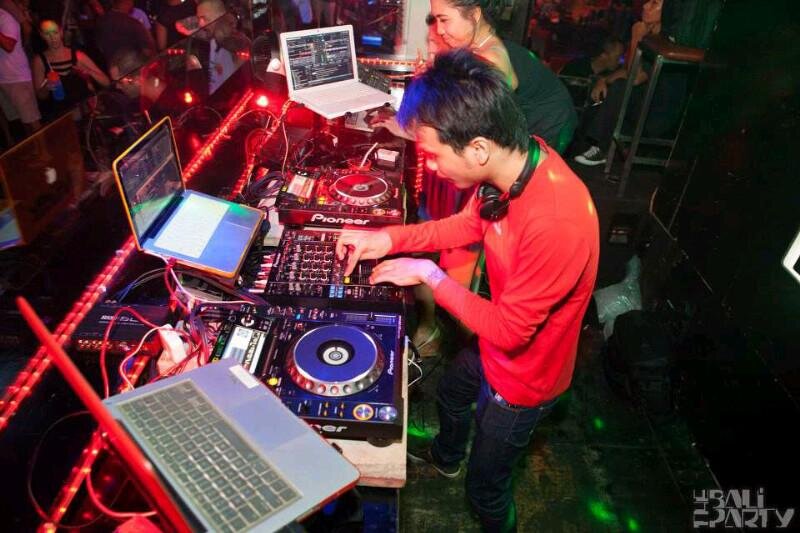 DJ at Q8 club Jakarta - SLANK Official DJ & Remixer  Album 'SLANK DANCE' 2011 - Line Up DJ Samarinda Electro Run 2015 : 
info : 082298516683