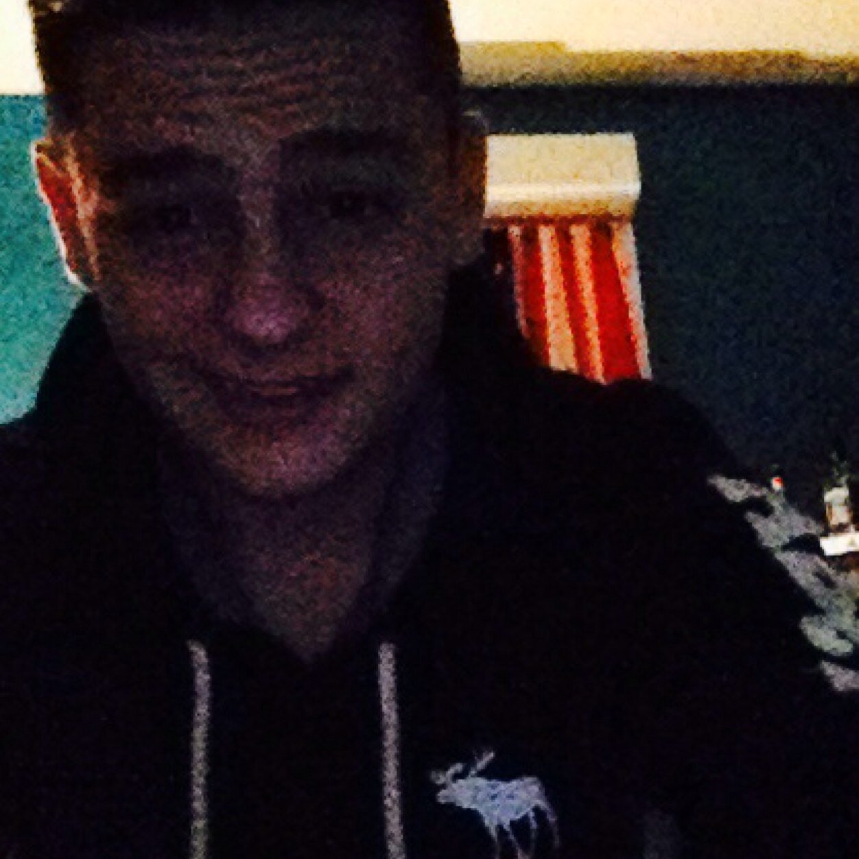 Val_drz's profile picture. Maroco a la bouche, un credo plutôt louche, Qui encense l’atmosphère de mes sens.