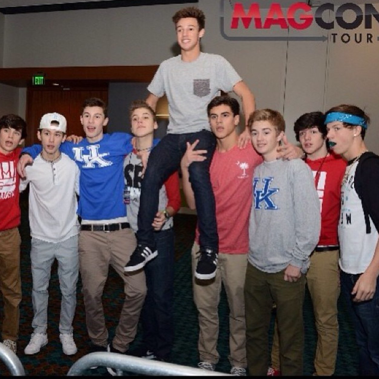 Hey #Magult Dm me your confessions and I'll tweet them anonymously!!