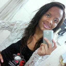 Sou uma linda morena dos olhos verdes,q ama pagode,q esta sempre sorrindo ,q acima de tdo é romantica,carinhosa,pensativa,observadora,sincera.Eu acredito no Amr