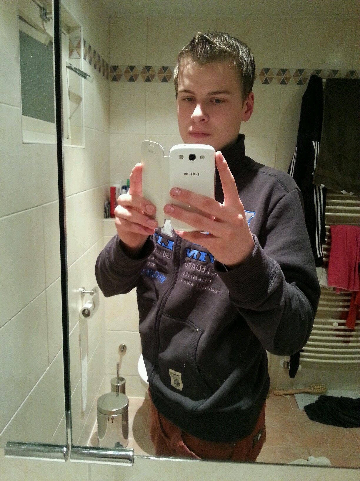 DennisGroenwold's profile picture. Er zit een spin onder de followknop, druk erop en hij is plat! :)  Follow = FB