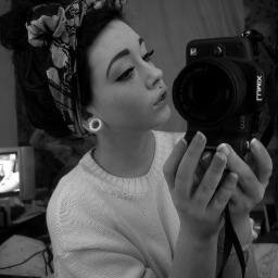 SantanasMayla's profile picture. às vezes quando eu nao to bem eu só queria que alguem chegasse e falasse: “eu sei q vc nao ta bem, toma aqui mil reais”