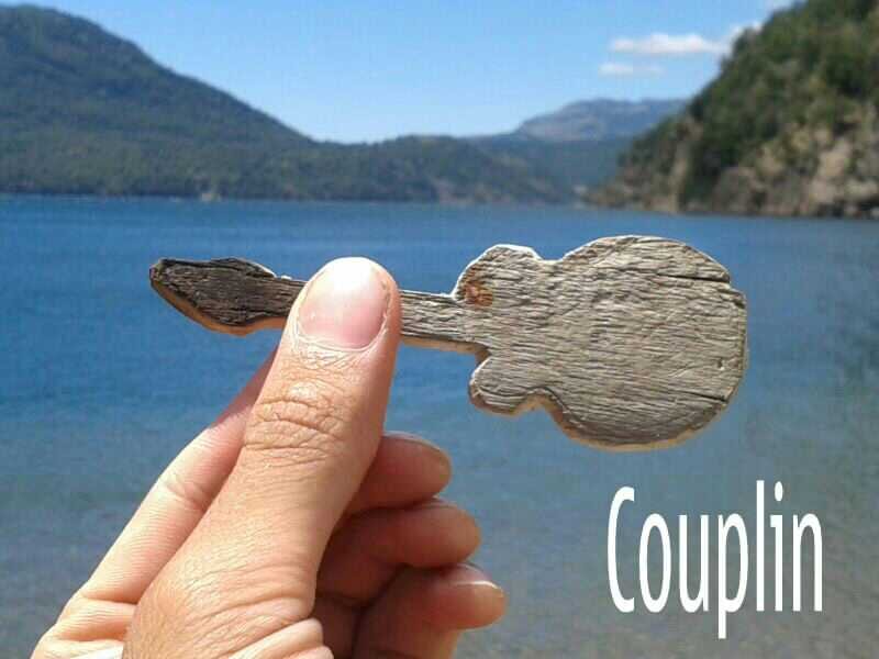 Unplugged significa desconectado o desenchufado, lo que pasa es que el concierto Unplugged significa cambiar de forma en que tocan algunas canciones...