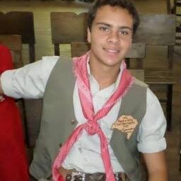dançarino na invernada juvenil do CTG Tapera Velha e 1º guri farroupilha desta casa