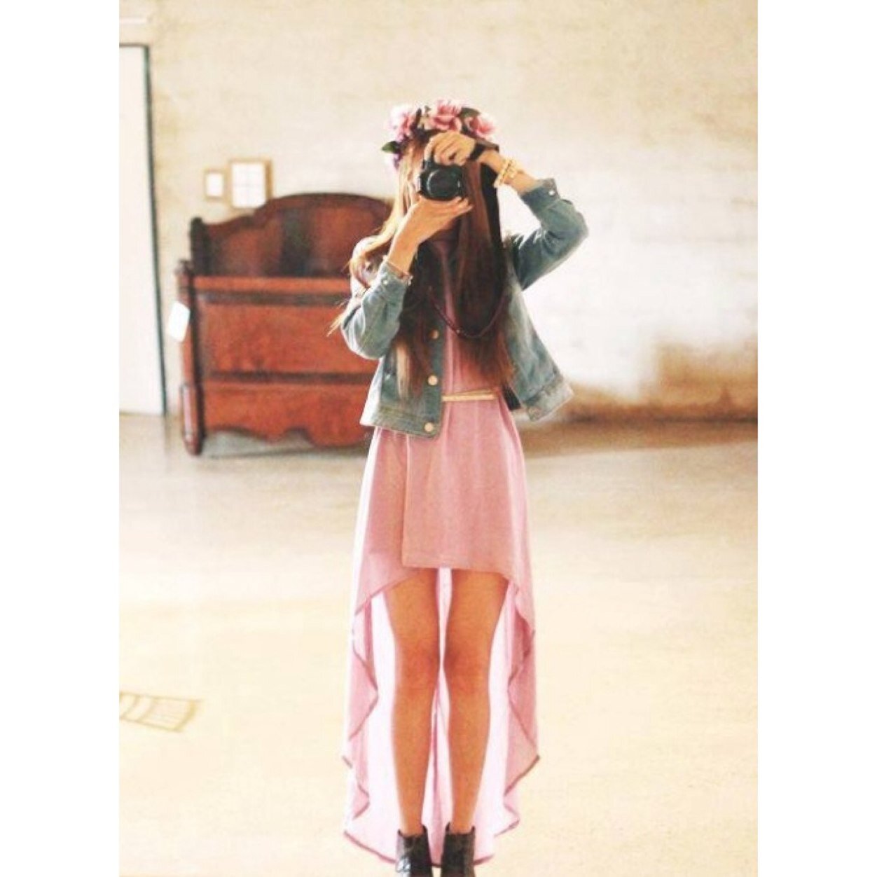 itsjustjullliia's profile picture. this is where you will find the insane thoughts that float around in head.