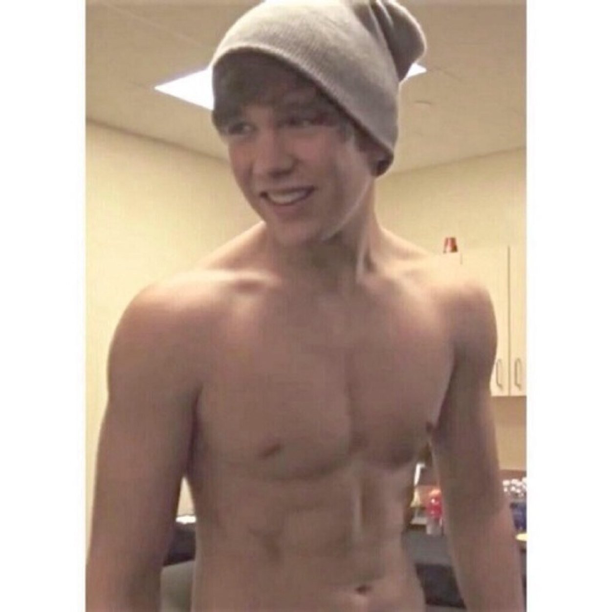 zamnjanoskians's profile picture. 1% water 99% janoskinator