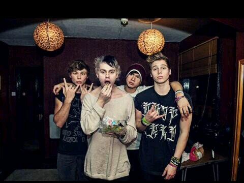 EVERYONE IF YOU EVEN READ THIS WELL THANX DONT FOLLOW BACK BUT PLEASE FOLLOW @nourrygotass THANXS. LOVE YALL AND HOPE YALL GET 5/5!