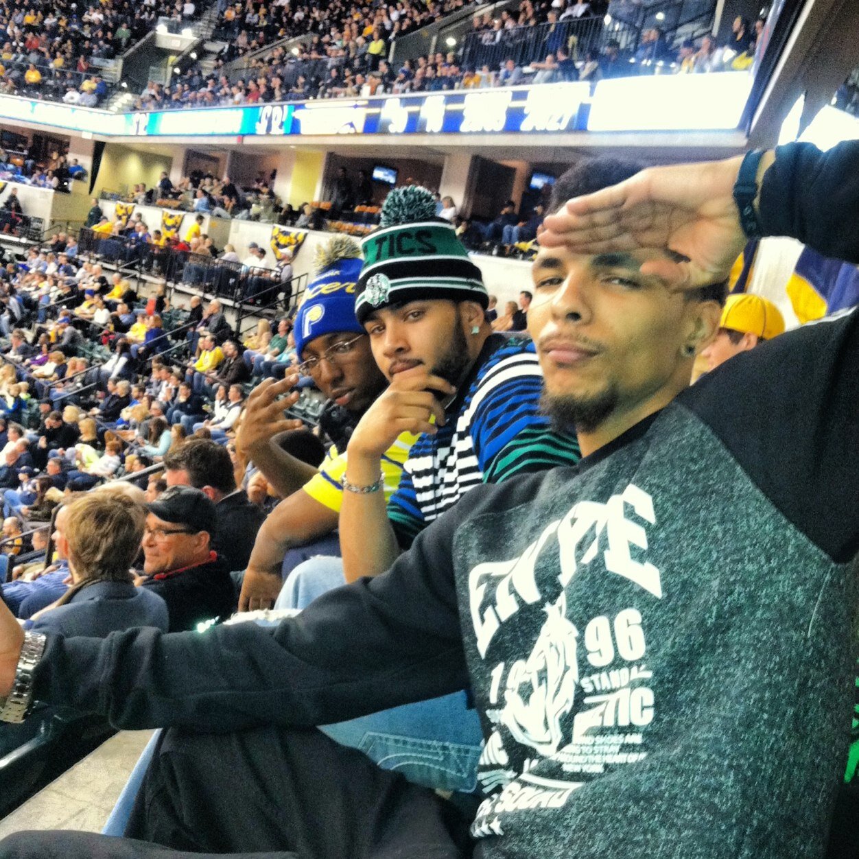 FollooORswalloo's profile picture. Satan on my ankles, as I hold on to an angel #iFightEvil