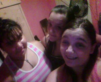 Amoo A Los One Direction  ... 
Y  Me Gusta Hacer Amigoss :)
mmm Y Lo Que Digan De Mi Me 
Chupaa Un .........