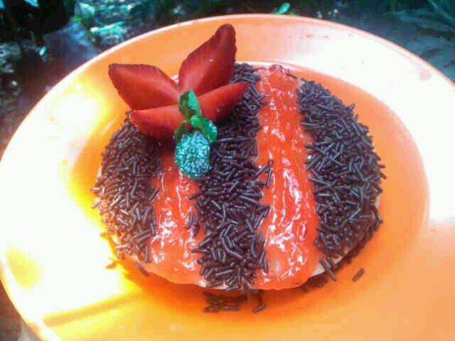 Pengen Surabi Bandung dengan 30 macam rasa Topping, ya disini tmptnya, buka jam 13.00 s.d 22.00 wib setiap hari. Samping Batik Ria