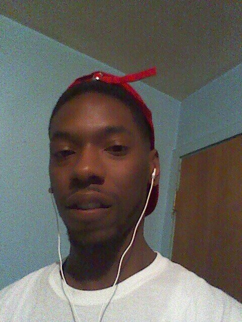Im 25 yrs old and i have a 3 yr old son and i love sports,money,and women and im from humboldt class of 07 Just Follow me and I'll follow back