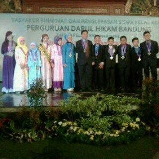 Semua tentang kelas 6 dibahas disini tentang suasana kelas, fakta2 orang yg dikelas dan yang lain!☺