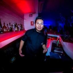 trabajador de las noches de fiesta, tranquilo y a la vez gracioso,muy timido