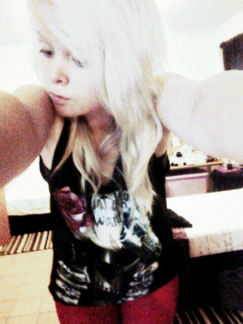 I'm emo.. Enjoy metal and love making music. If yewr interested in following,, I'll follow back... cx (Bbm - 25B35066)