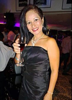 jornalista diplomada, editora executiva da TV Atalaia Record, mãe de Ana Julia e filha de dona Flora.
