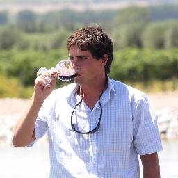 Enólogo de Dominio del Plata, tercera generación de hacedores de vinos, apasionado de mi familia, el arte de hacer vinos y el enduro.