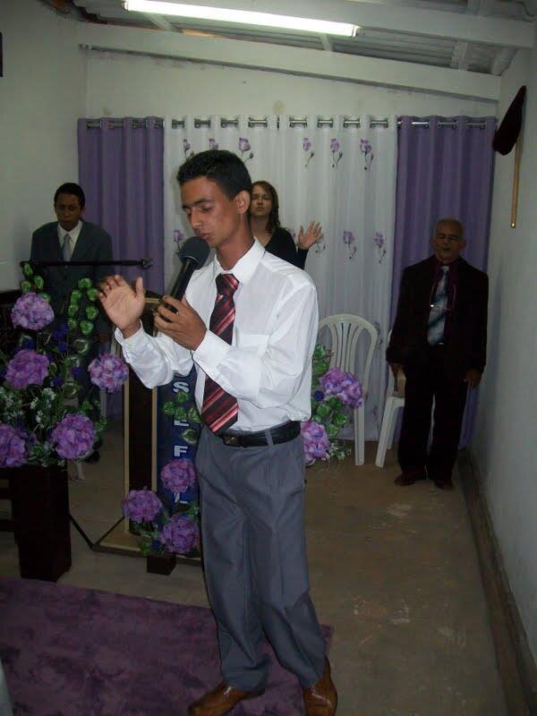 Olá, meu nome é fabricio peres, sou casado, tenho um filho de um ano, sou evangélico, consagrado díacono na igreja evangélica assembléia de DEUS missão.