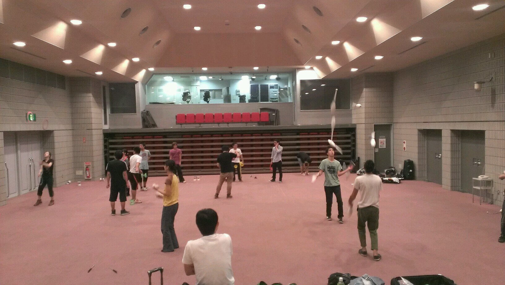 静岡市のアイセル21などを会場に週に1回くらいのペースで練習会を開催しています。会場迄のアクセス等はこちらを参照下さい↓リプに気付かないことが多いため質問等はDMだと助かります。なお練習参加に事前連絡は不要です。 #静ジャグ