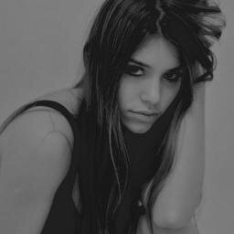 16. Acabo de llegar a SA. Dulce, amigable y simpatica. Mi arma: Mi mirada. Hermana de Sergio, Dani y Chris. Homosexual. 3 Anni 3