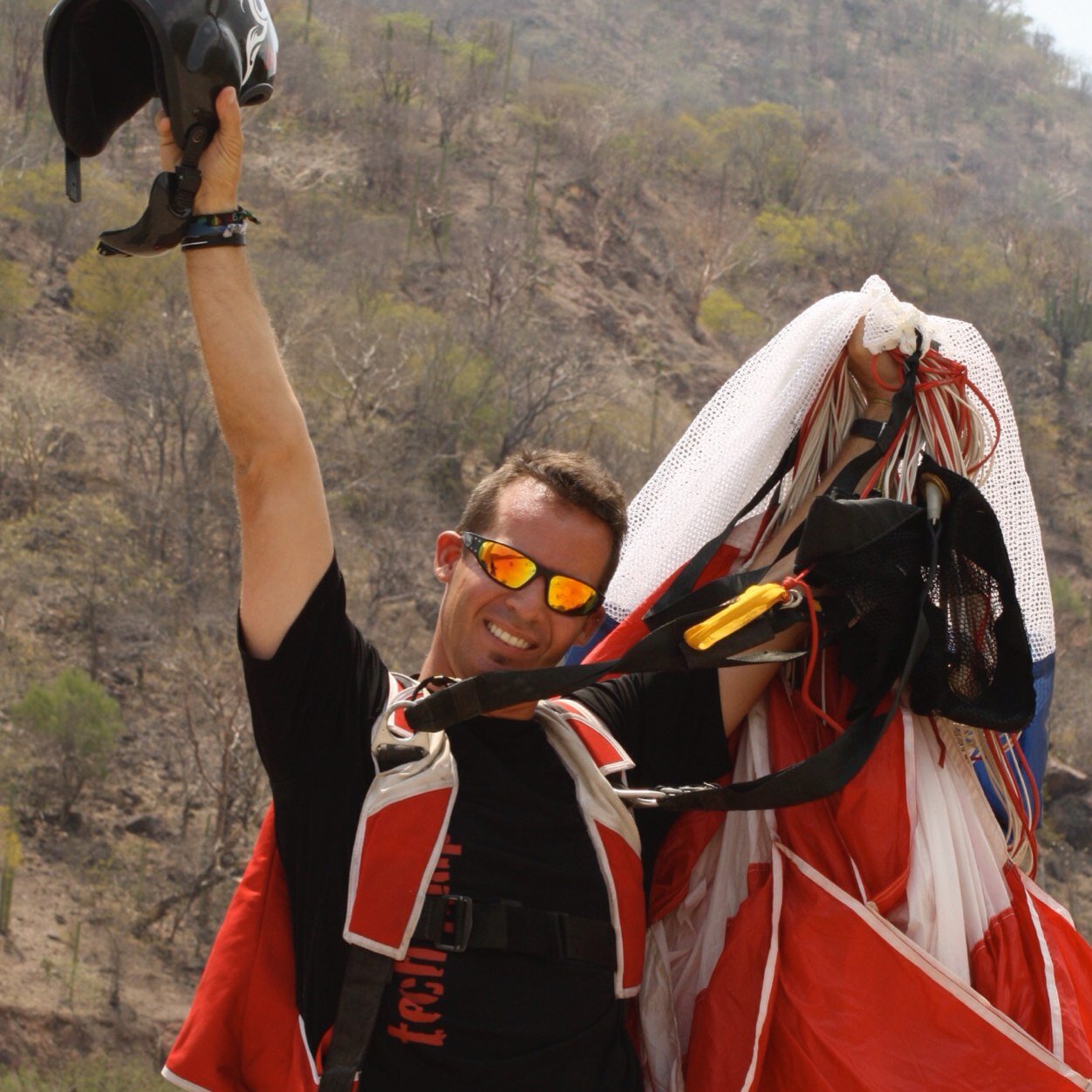 Solo tenemos una vida, tons a vivirla!
Actividades: Parapente-Paracaidismo-BASE-Wingsuit & More
Si quieres vivir la experiencia: http://t.co/rbV0Nywm