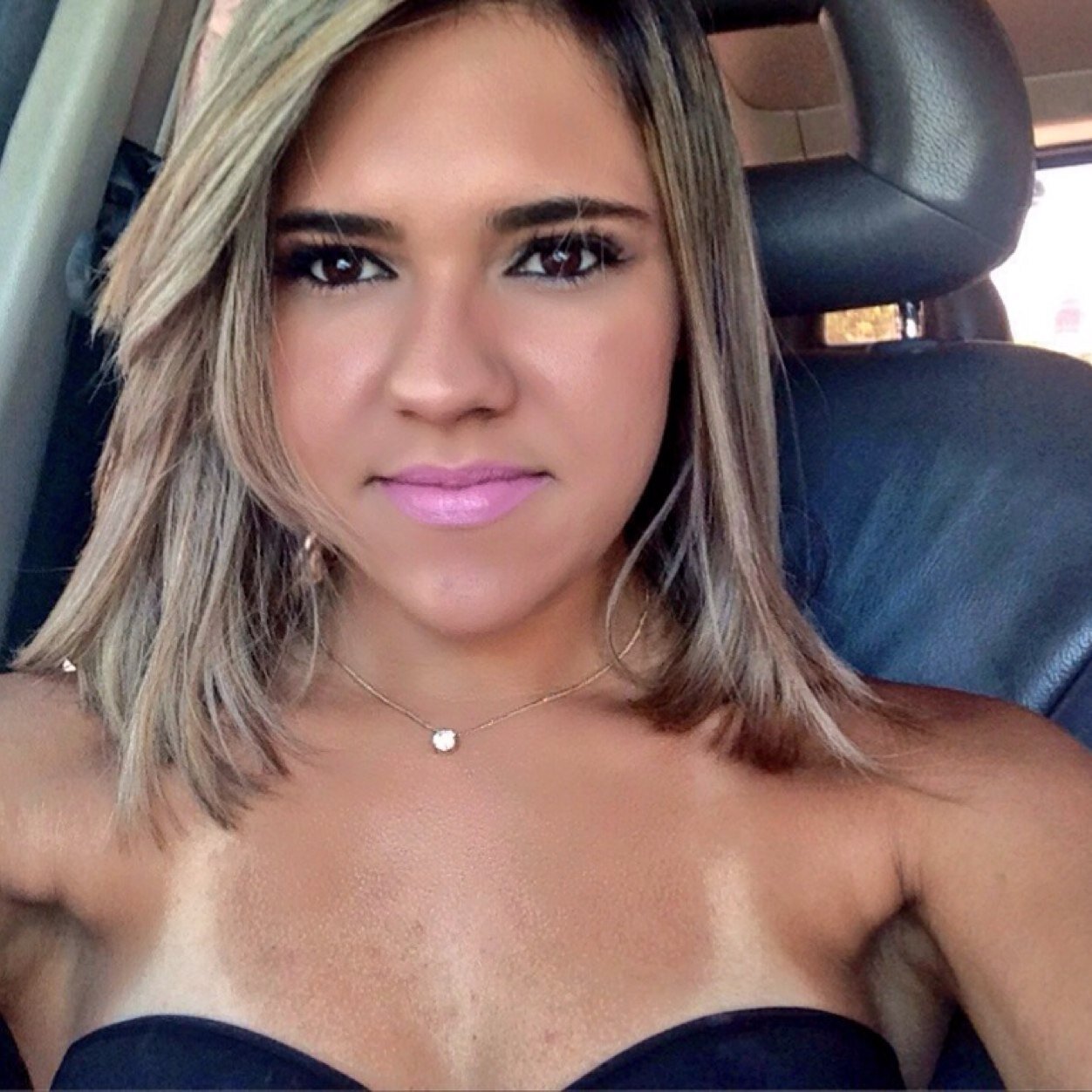 Insta / Vine: mayaramunike.
23 anos, casada.