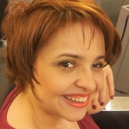I'm a work in progress. Tradutora, cinéfila, geminiana. Se você me seguir, vai acabar passando na Livraria Cultura. Inevitável. :-)