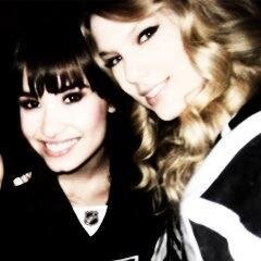 @taylorswift13 @ddlovato @onedirection Seguiteci su @ehidemvs e @taysmjle