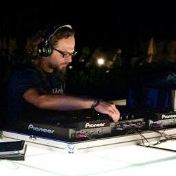 Dj, Producer, Sound Engineer. Ambasciatore della Commedia Italiana anni ‘80. Piripicchio è figlio di Uragano e Apocalisse, e basta!