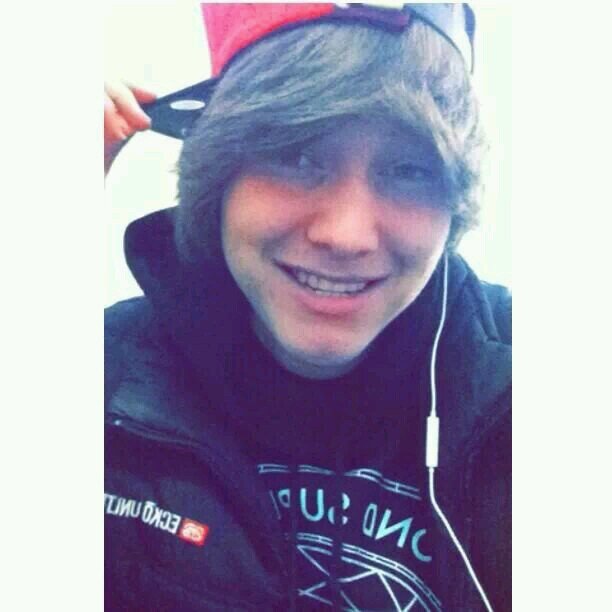 HippieJesse's profile picture. Senior....Class of-2014
Weed, Love & Peace